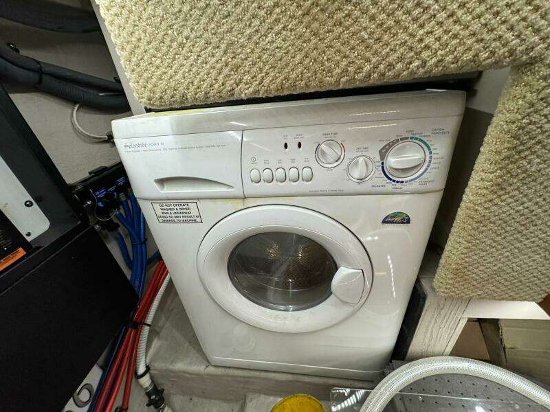 25 2004 Sea Ray 390 Under Stairs Laundry