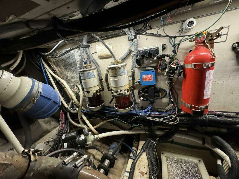 43 2004 Sea Ray 390 Engine Room