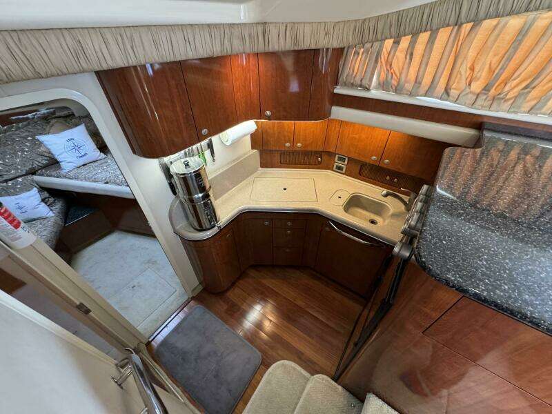 18 2004 Sea Ray 390 Galley