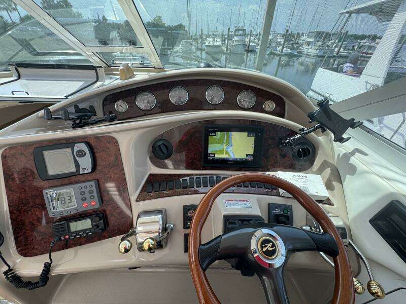 9 2004 Sea Ray 390 Helm Station