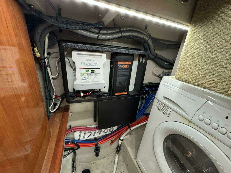 24 2004 Sea Ray 390 Under Stairs Laundry