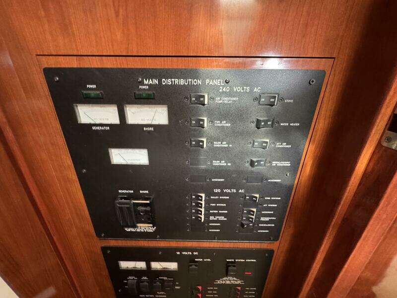 26 2004 Sea Ray 390 Control Panel