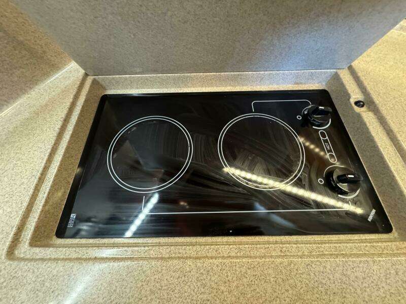 20 2004 Sea Ray 390 Galley Cooktop