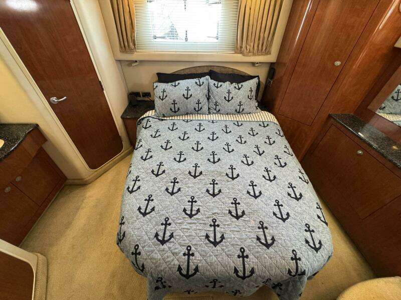 33 2004 Sea Ray 390 Owners Aft Stateroom