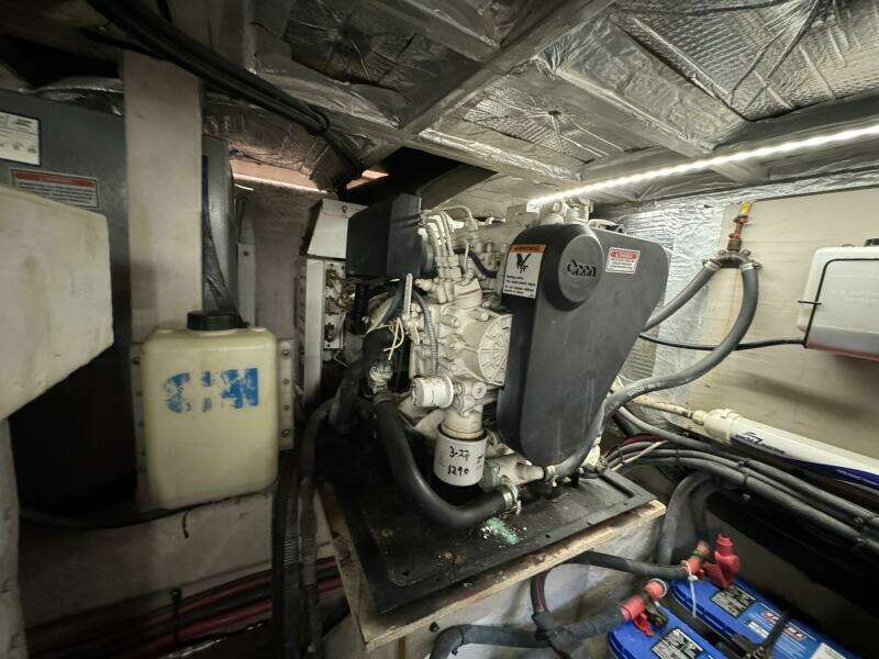 47 2004 Sea Ray 390 Engine Room