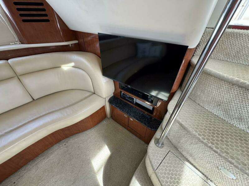 14 2004 Sea Ray 390 Salon Entertainment