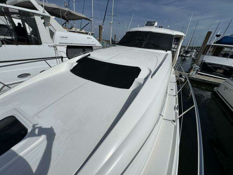 54 2004 Sea Ray 390 Bow Port Side