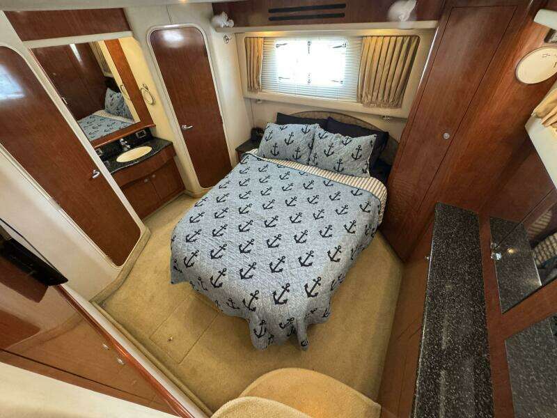 32 2004 Sea Ray 390 Owners Aft Stateroom