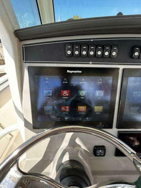 2017 33 Boston Whaler 330 Outrage Helm (2)