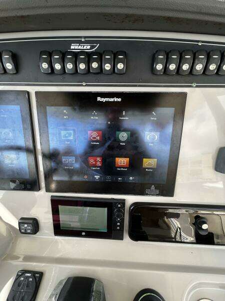 2017 33 Boston Whaler 330 Outrage Helm (3)