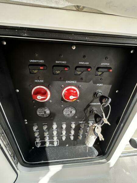 2017 33 Boston Whaler 330 Outrage Battery Switches