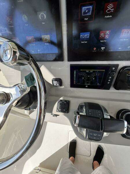 2017 33 Boston Whaler 330 Outrage Helm (5)