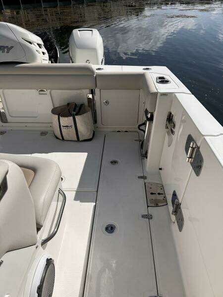 2017 33 Boston Whaler 330 Outrage Port Gunwale (1)