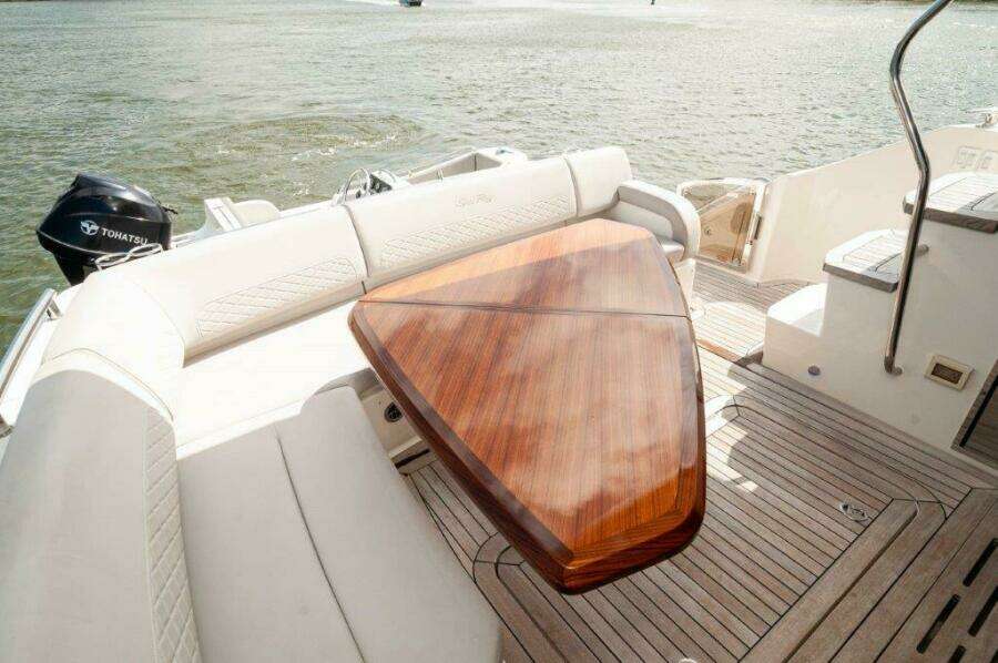 2018 Sea Ray L550 Flybridge-Cockpit 3