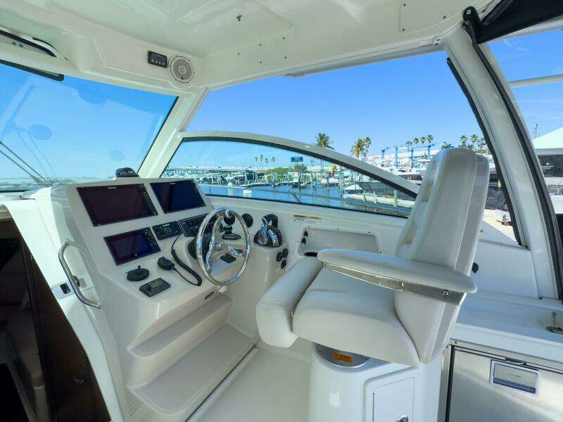 2018 Boston Whaler 315 Conquest