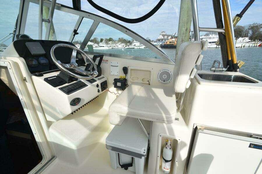 2005 Pursuit 3070 Offshore Express