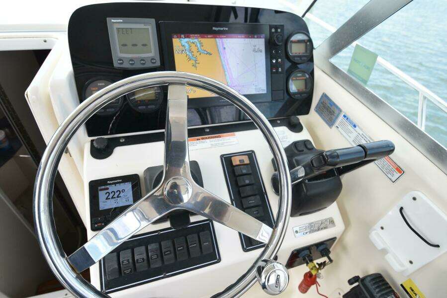 2005 Pursuit 3070 Offshore Express