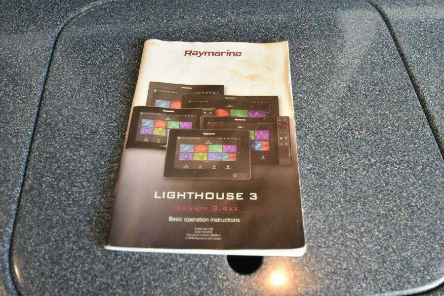 2005 Pursuit 3070 Offshore Express