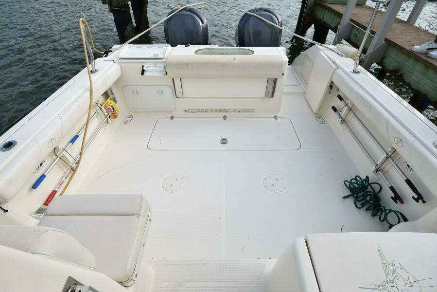 2005 Pursuit 3070 Offshore Express