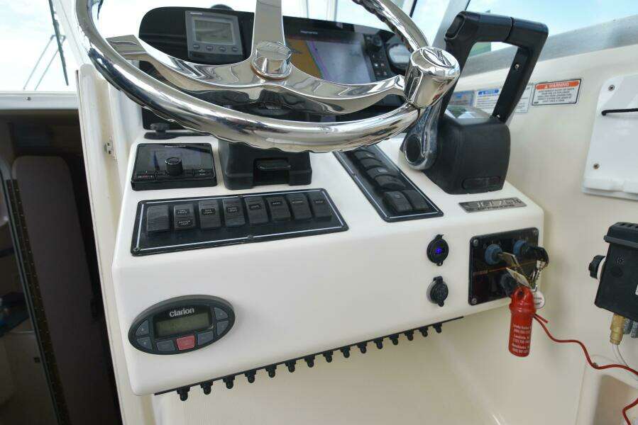 2005 Pursuit 3070 Offshore Express