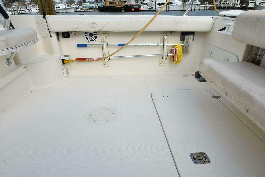 2005 Pursuit 3070 Offshore Express