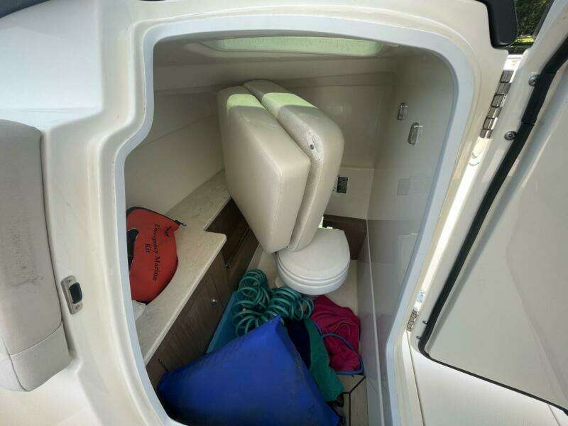 2016 Boston Whaler 270 Vantage