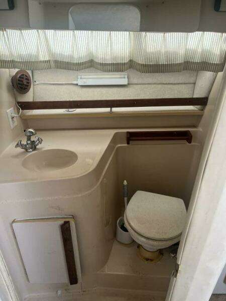 1989 Carver 2557 Montego