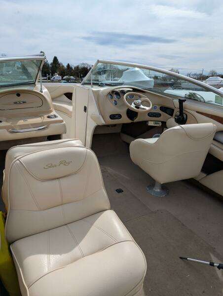 Sea_ray_210_stern_inside_2