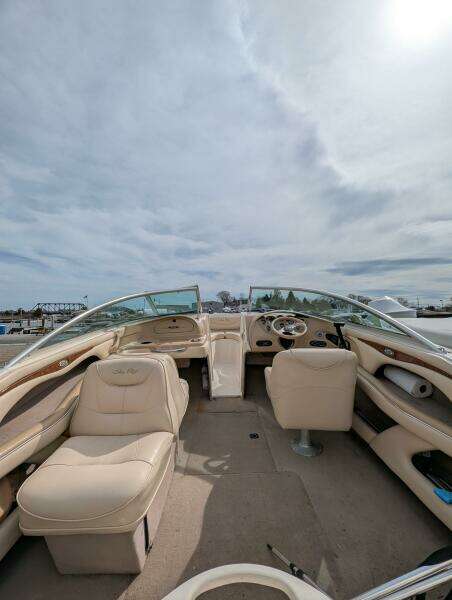 Sea_ray_210_stern_inside