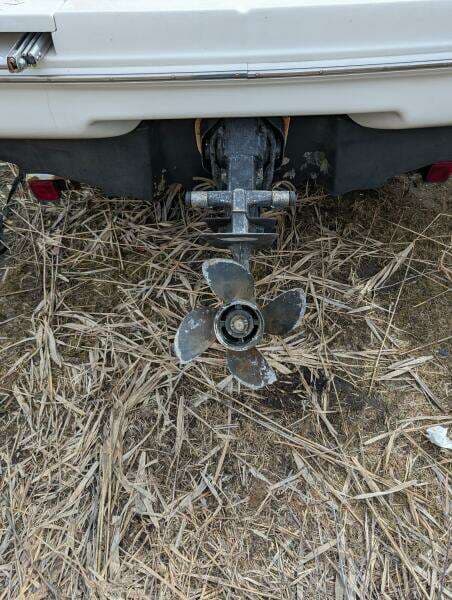 Sea_ray_210_stern_engine