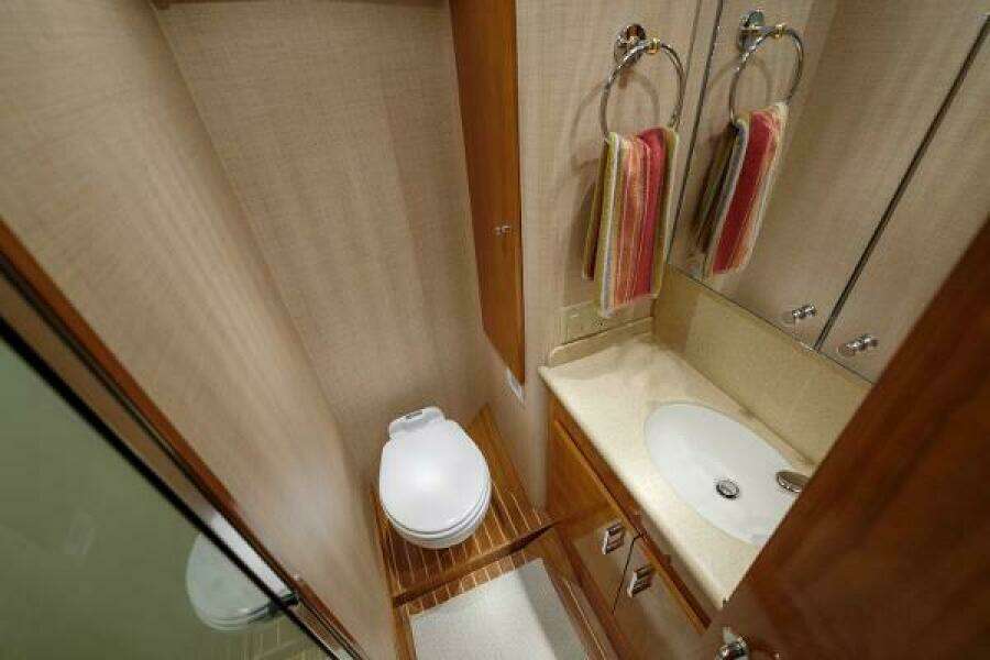 Hatteras 50 Tide Up II - VIP Head