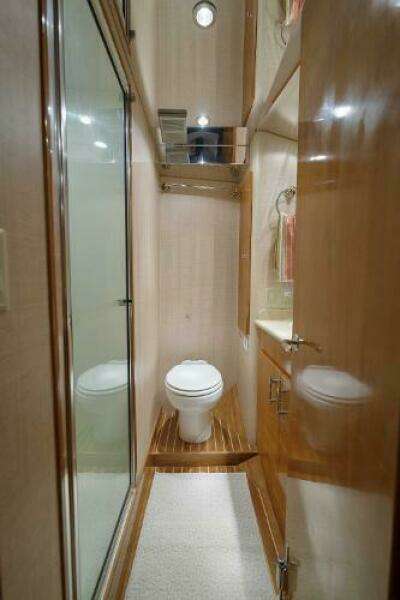 Hatteras 50 Tide Up II - VIP Head