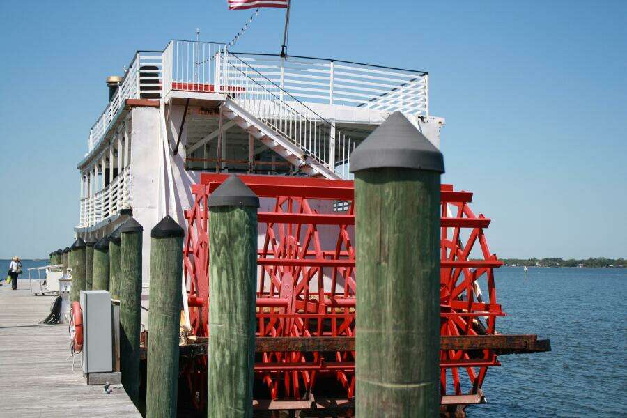 1984 Custom Vinette 99 Paddle Wheel