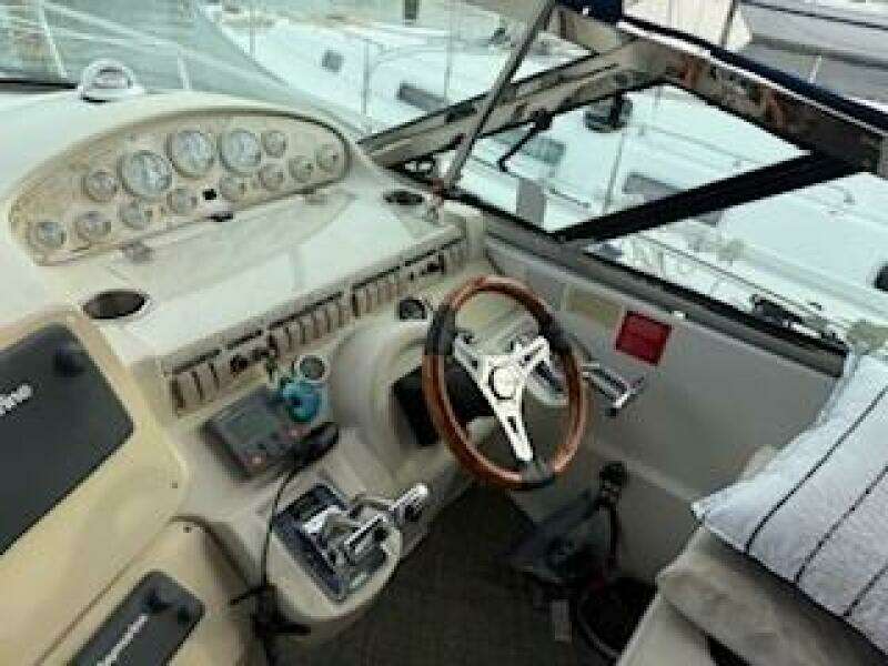 1998 Cruisers Yachts 4270