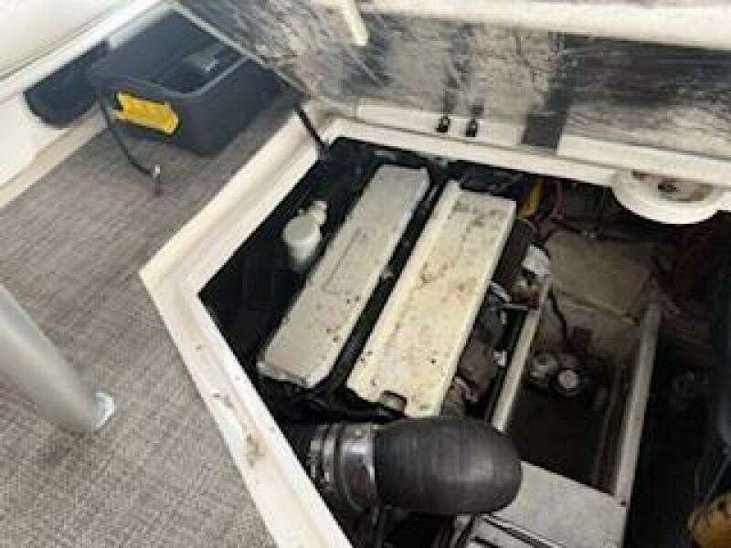 1998 Cruisers Yachts 4270