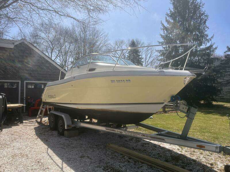 Robalo 225 Strb Side On Trailer