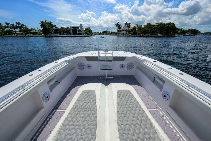 Invincible 46 Argento II - Exterior Bow