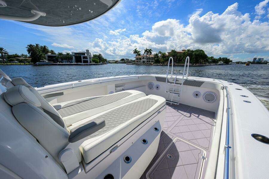 Invincible 46 Argento II - Exterior Bow