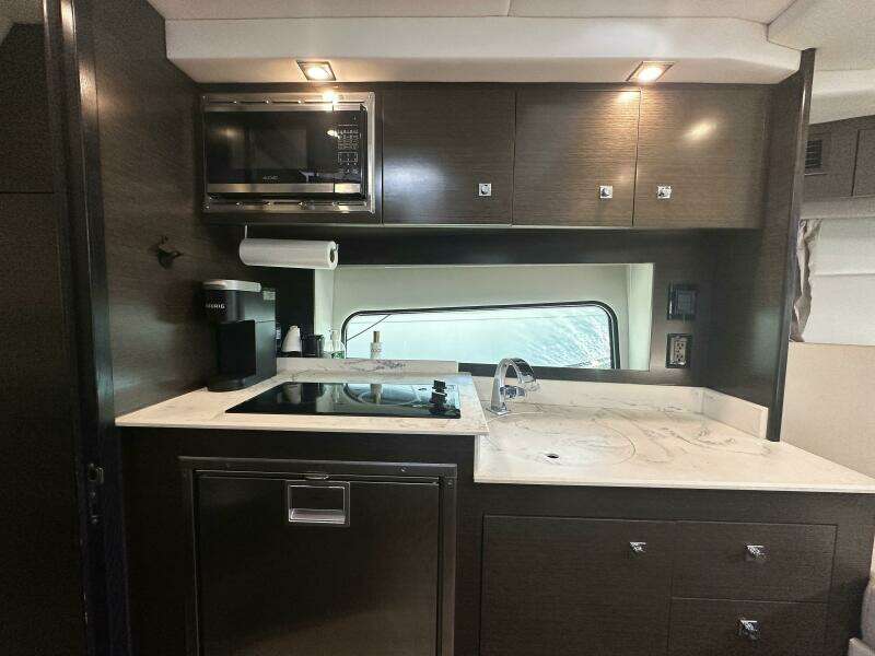 2017 Cruisers Yachts 390 Express Coupe