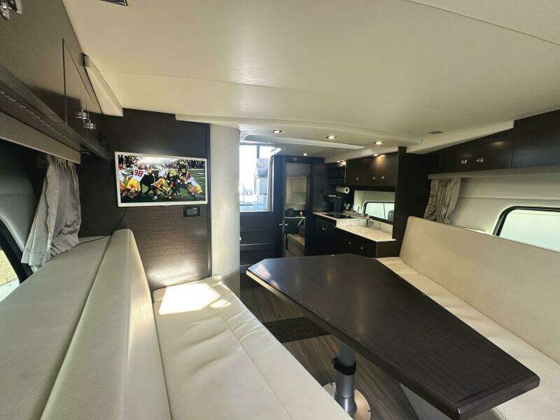 2017 Cruisers Yachts 390 Express Coupe