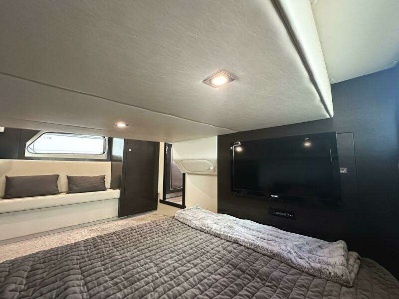 2017 Cruisers Yachts 390 Express Coupe