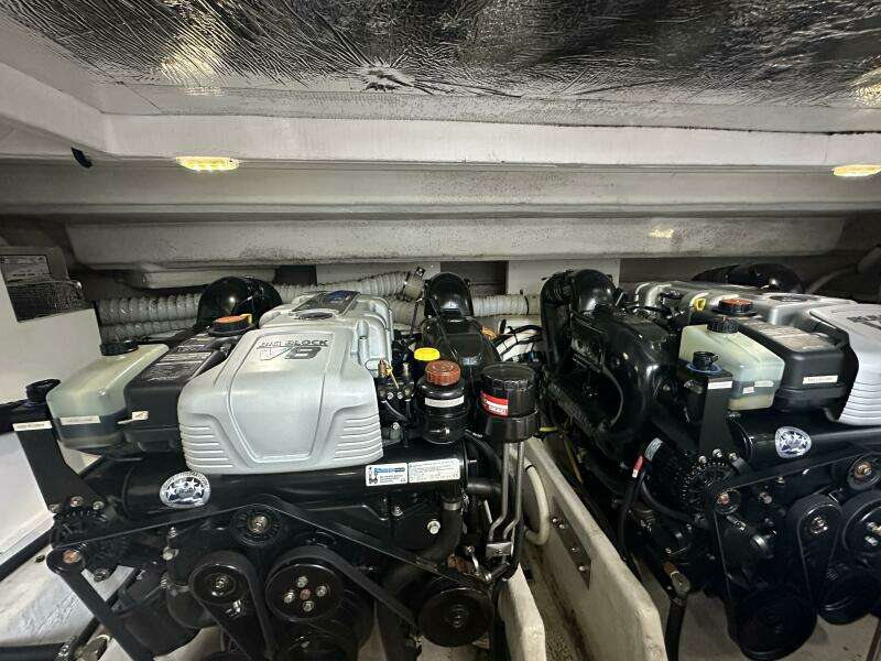 2017 Cruisers Yachts 390 Express Coupe