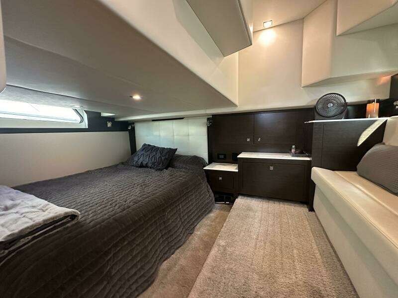 2017 Cruisers Yachts 390 Express Coupe