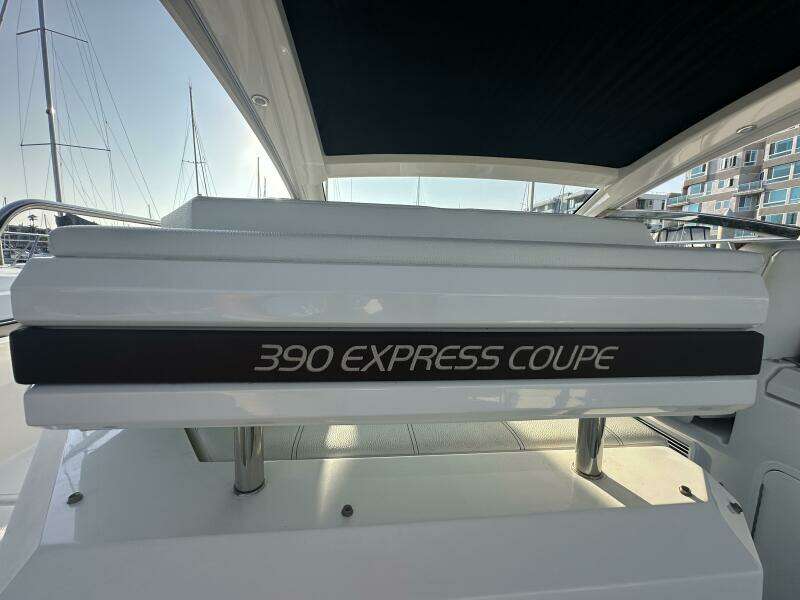2017 Cruisers Yachts 390 Express Coupe