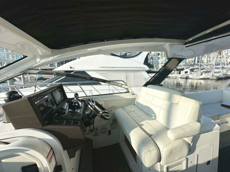 2017 Cruisers Yachts 390 Express Coupe