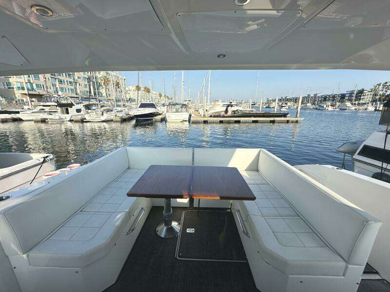 2017 Cruisers Yachts 390 Express Coupe