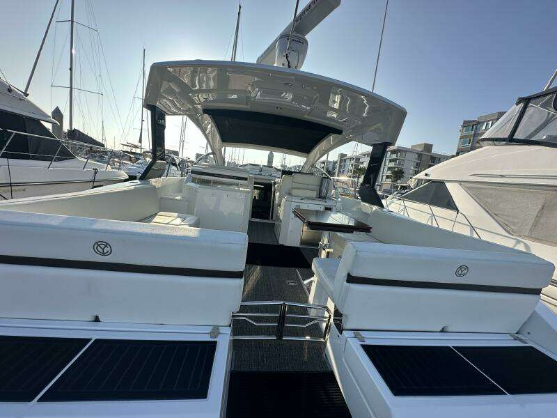 2017 Cruisers Yachts 390 Express Coupe