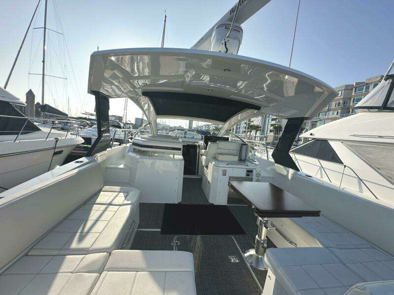 2017 Cruisers Yachts 390 Express Coupe