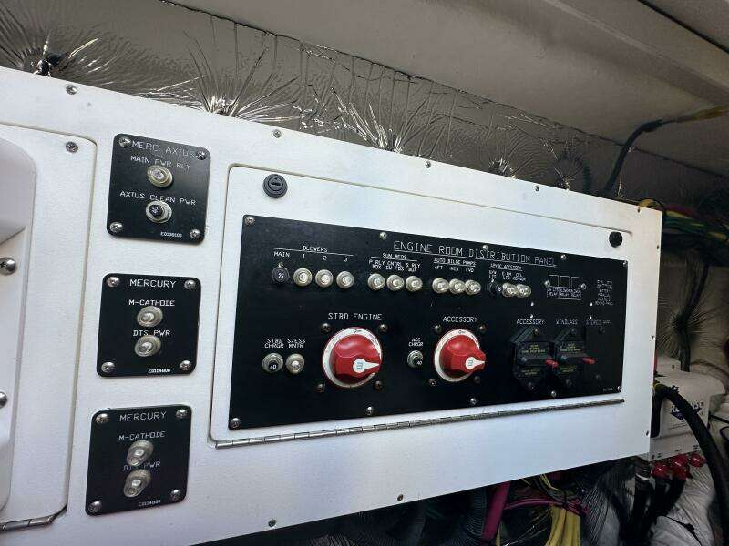 2017 Cruisers Yachts 390 Express Coupe