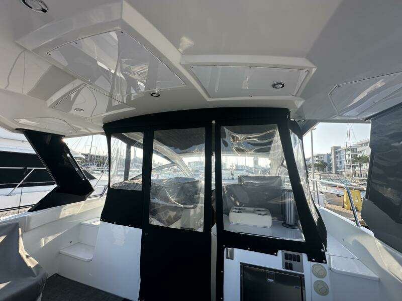 2017 Cruisers Yachts 390 Express Coupe